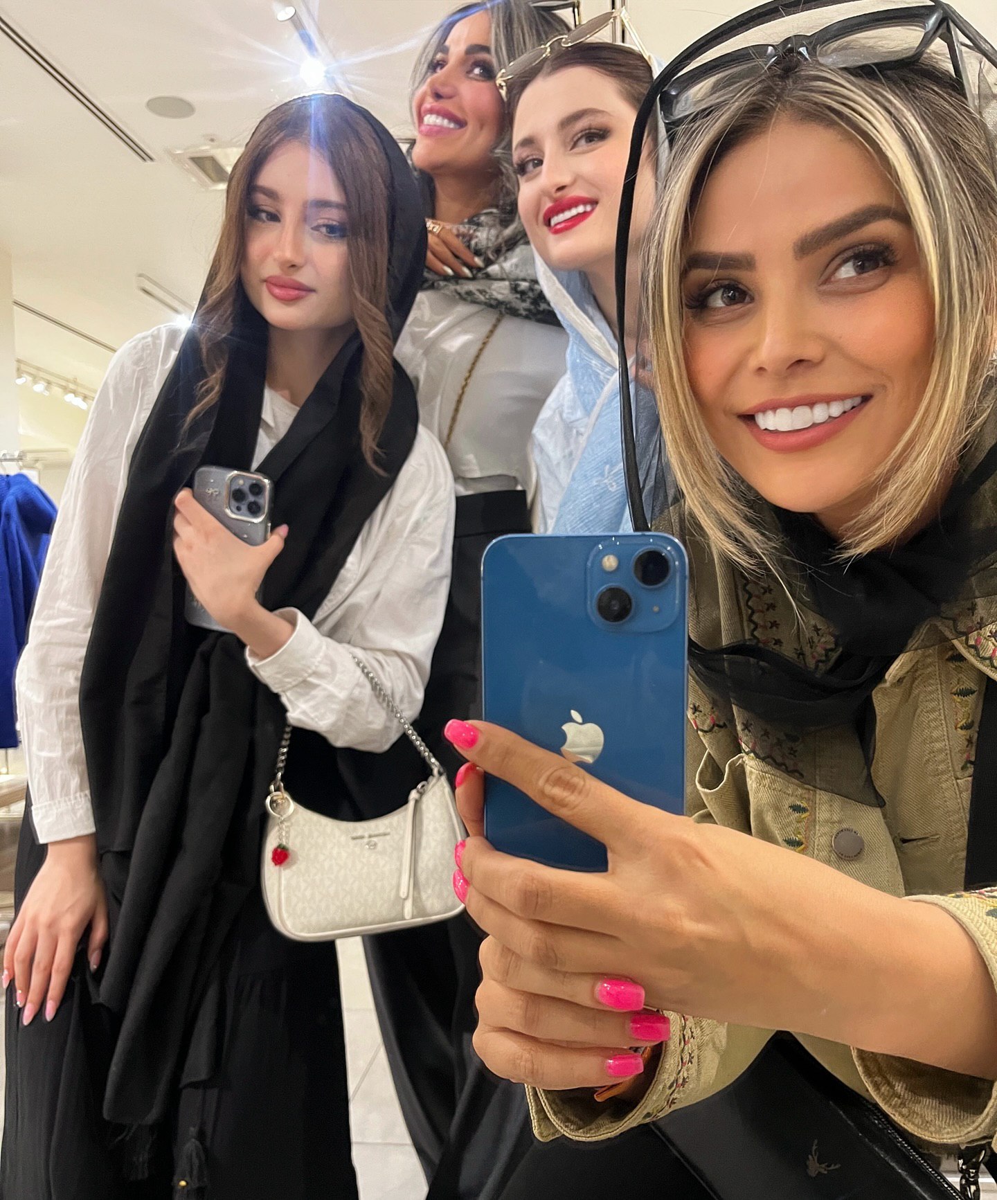 عکس در زمان|استایل هندی نازنین بیاتی و لحظات دوستانه سارا و نیکا عکس در زمان|استایل هندی نازنین بیاتی و لحظات دوستانه سارا و نیکا