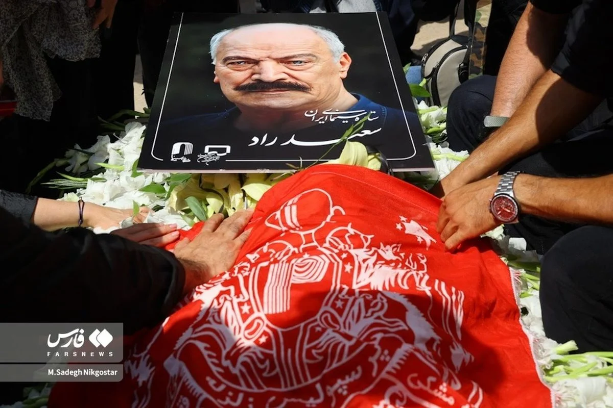 تصویر روز | استایل خاص پدر روح‌الله زم در خاکسپاری سعید راد