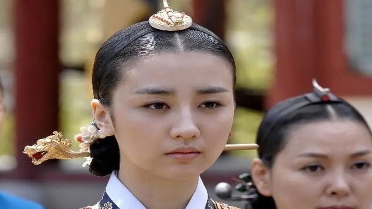 عکس در زمان|لحظه آماده‌سازی «ملکه اینهیون» در پشت صحنه سریال دونگ‌یی