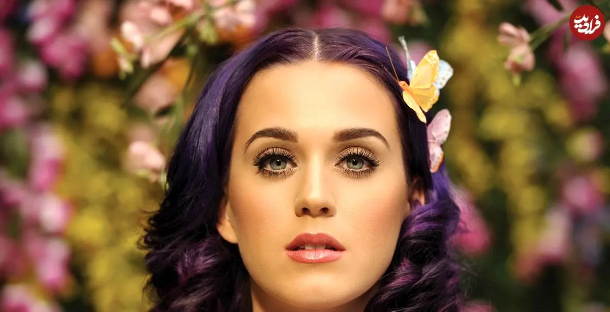 عکس| سفر در زمان؛ «کیتی پری 21 ساله» در نمایشگاه میک راک زنده در لس‌آنجلس»؛ سال 1384