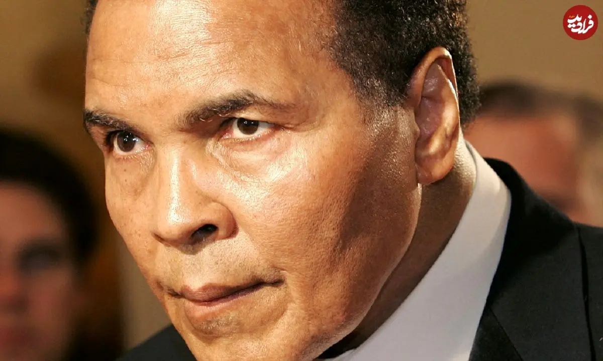 عکس| سفر در زمان؛ «محمدعلی کلی 20 ساله» در حال امضا دادن به هوادارانش؛ سال 1340