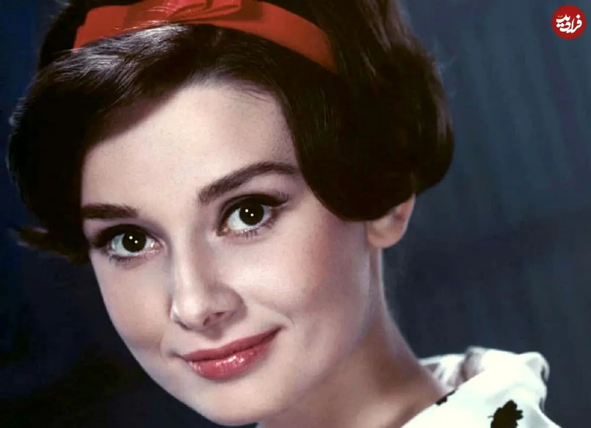 عکس| سفر در زمان؛ «آدری هپبورن 21 ساله» و همسرش در حیاط خانه شان؛ سال 1328