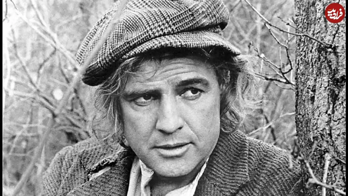 عکس| سفر در زمان؛ «مارلون براندو 26 ساله» در پشت صحنه فیلم «اتوبوسی به نام هوس»؛ سال 1329