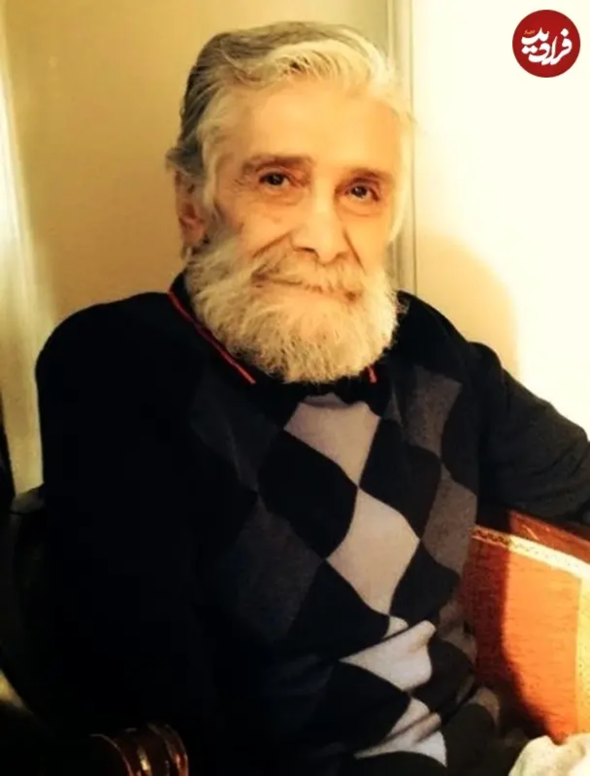 2025-12-08_13-38-23_286888 عکس| سفر زمان؛ چهرۀ «فرخ ساجدی» بازیگر سینمای قبل از انقلاب در 70 سالگی؛ دهۀ 90
