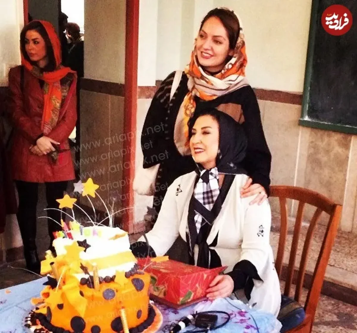 2025-12-09_02-08-17_833163 عکس| سفر زمان؛ «مهناز افشار» و «پژمان جمشیدی» در جشن تولد 45 سالگی «مرجانه گلچین»