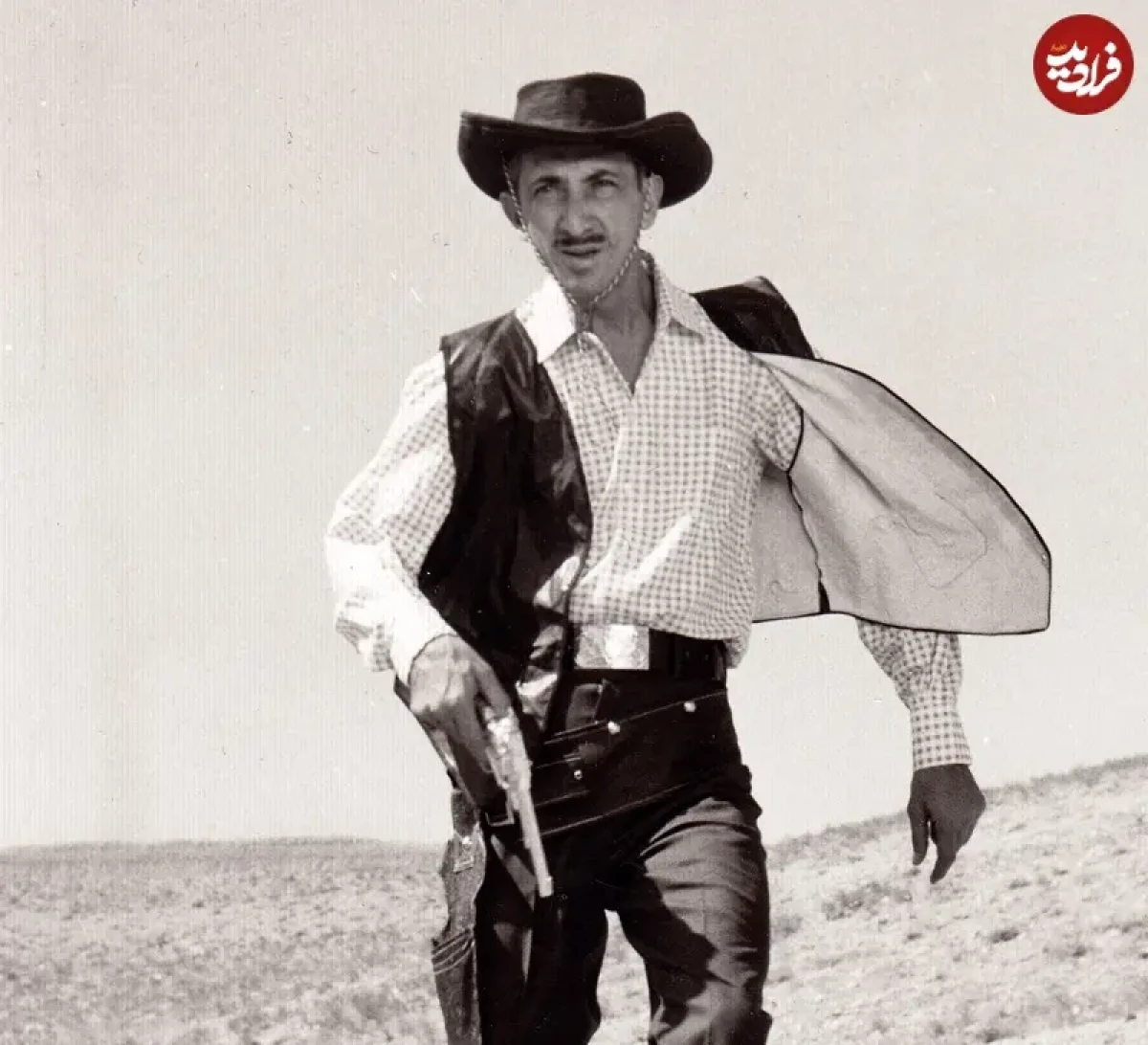 2025-12-09_04-28-04_348010 عکس| سفر زمان؛ چهرۀ «داریوش اسدزاده» در 44 سالگی در فیلم «یکه بزن»؛ سال 1346