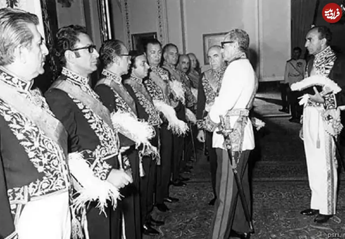 سفر در زمان؛ یادداشت‌های علم، شنبه ۲۹ اردیبهشت ۱۳۵۲: وزیر خارجه آن قسمت اظهار اطلاع مخبر نیوزویک را که گفته بود ما با اسرائیل و آمریکا تبادل اطلاعات و افسر و سرباز داریم تکذیب کرد