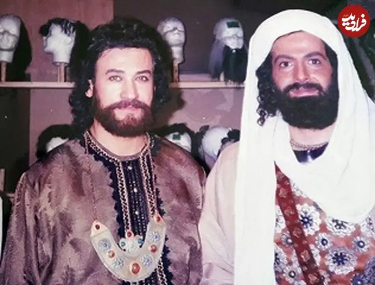 2025-12-09_11-12-05_941077 عکس| سفر زمان؛ چهرۀ «رامسین کبریتی» در 31 سالگی در کنار «محمد صادقی» در پشتصحنه «ولایت عشق»