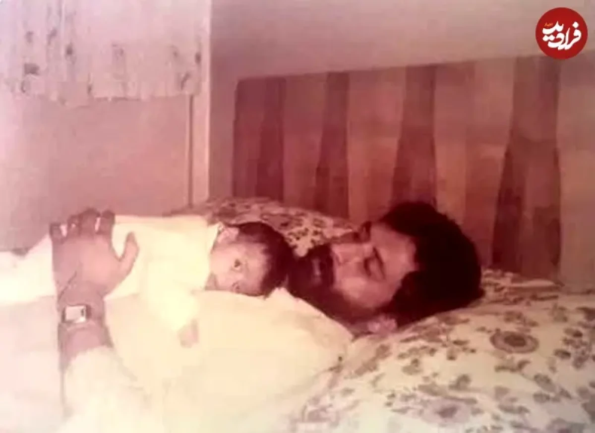 2025-12-09_14-38-22_984502 عکس| سفر زمان؛ «امید ثروتیان» (سریال آنام) در 29 سالگی با فرزند نوزادش در تختخواب