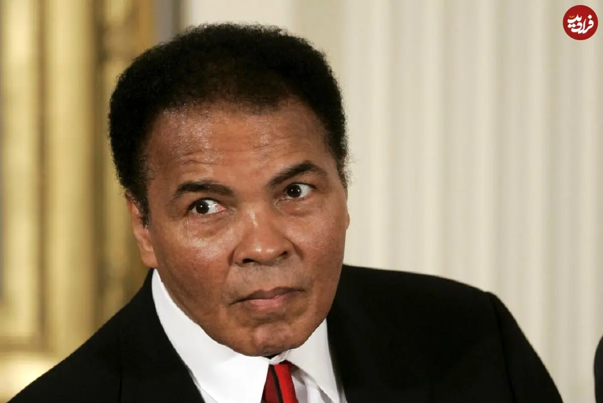 عکس| سفر در زمان؛ «محمدعلی کلی 20سالە» در حال مصاحبه با خبرنگار شبکه سی‌بی‌اس؛ سال 1339