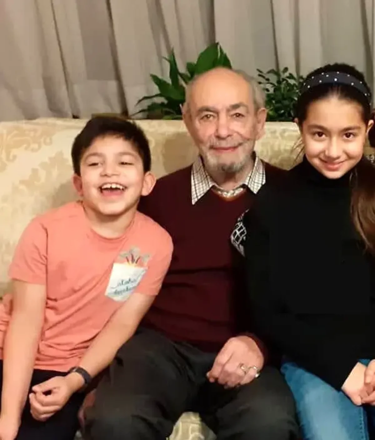 2025-12-10_10-08-00_995263 عکس| سفر زمان؛ چهرۀ «سرکوب» بازیگر سینمای قبل از انقلاب در 80 سالگی در کنار نوههایش