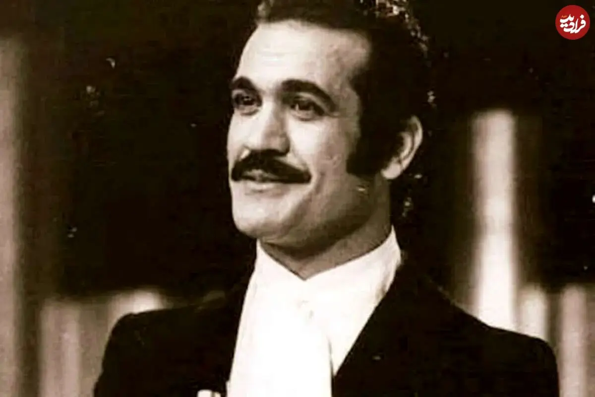 عکس| سفر در زمان؛ «فریدون فرخزاد» در حال اجرا در برنامه میخک نقره ای؛ دهه 50