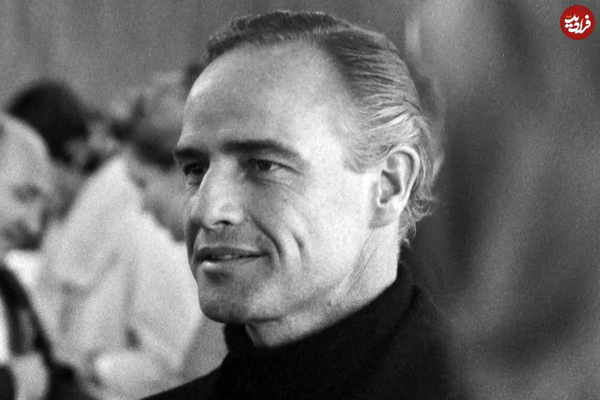 عکس| سفر در زمان؛ «مارلون براندو 26 ساله» در حال ژست گرفتن برای یک نقاش؛ سال 1329