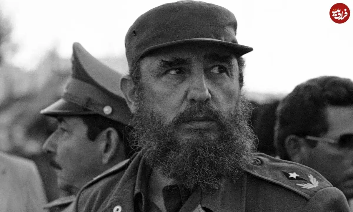 عکس| سفر در زمان؛ «فیدل کاسترو» در حال صحبت با پزشکان کوبایی بعد زلزله پرو؛ سال 1328