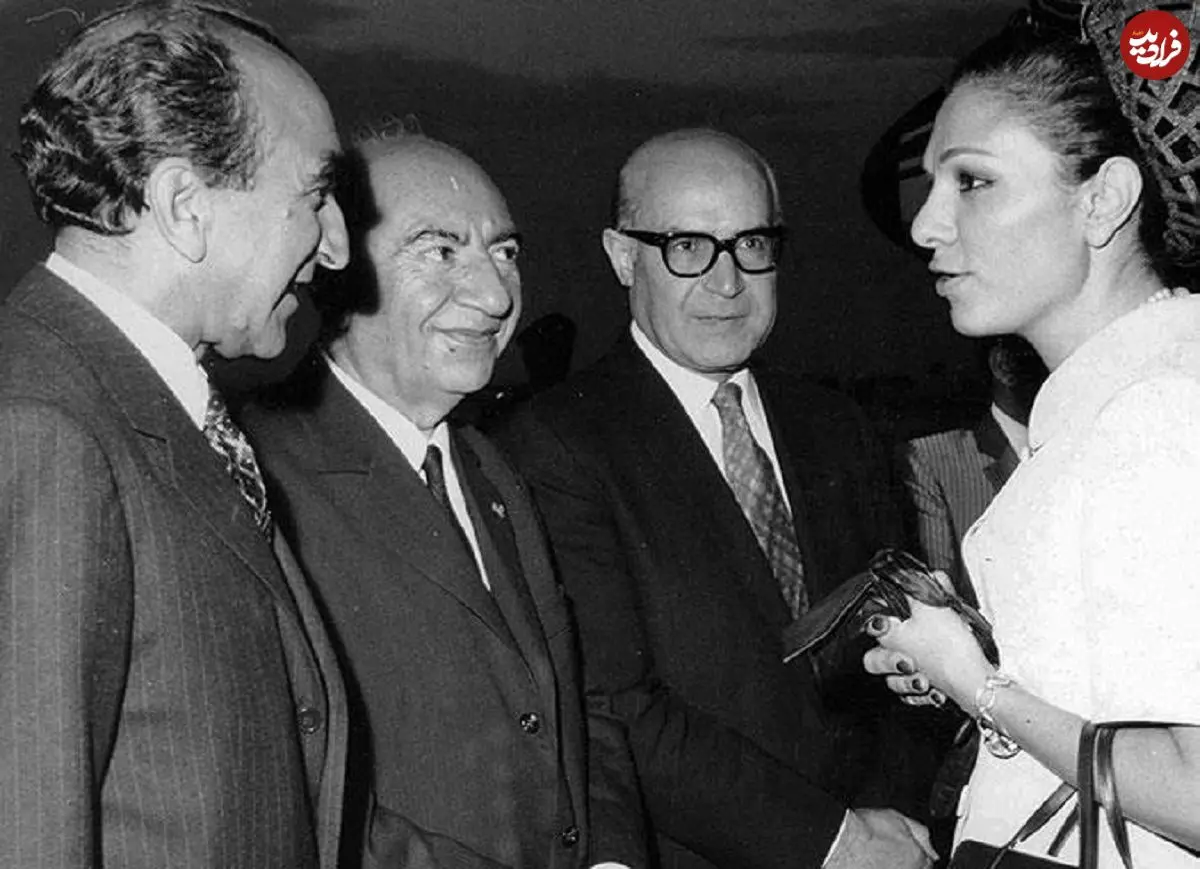 سفر در زمان؛ یادداشت‌های علم، شنبه ۲۶ خرداد ۱۳۵۲: شهبانو به وزیر خارجه چین گفت «گلدانی که نخست وزیر چین تقدیم کرده بود را اغلب جا‌ها بغل می‌گرفتم»؛ من هیچ خوشم نیامد