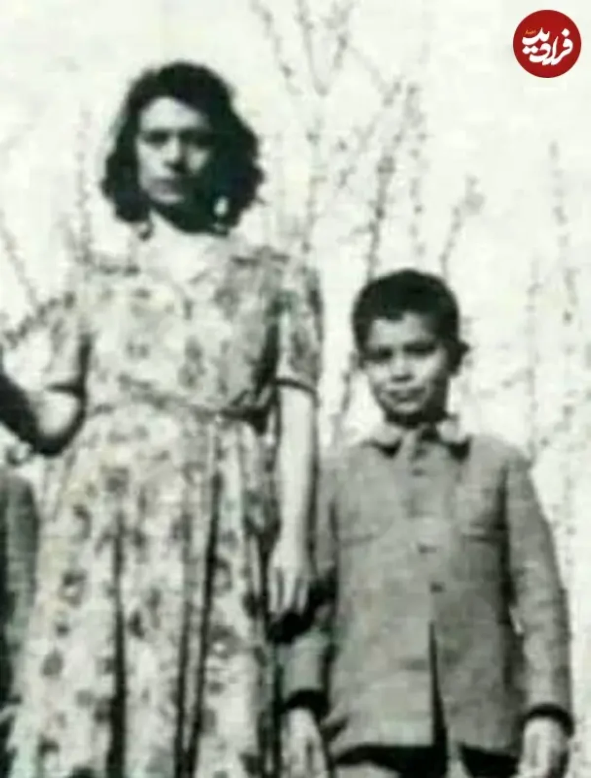 عکس| سفر زمان؛ «بهروز وثوقی» در 7 سالگی در کنار مادرش؛ دهۀ 1320