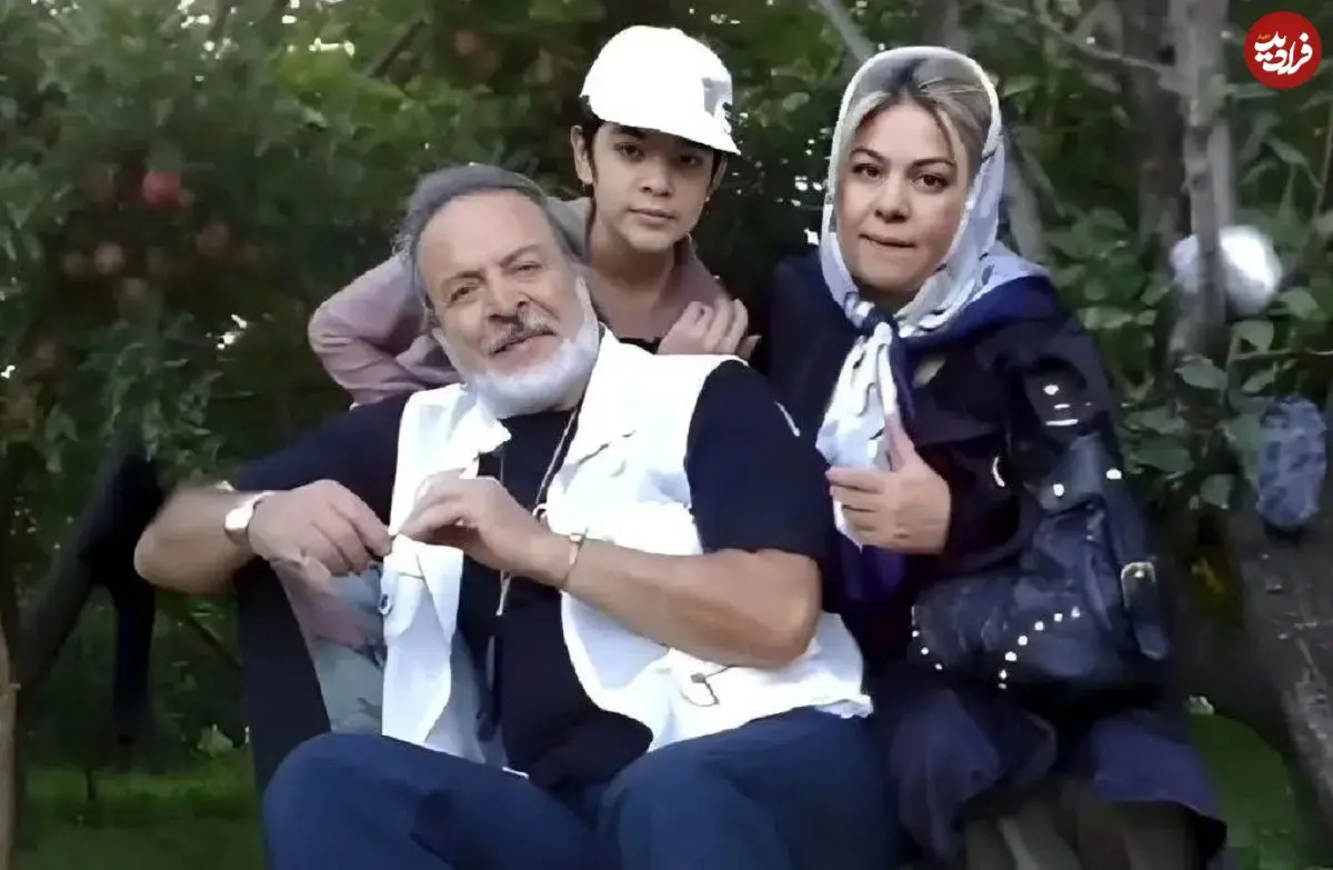 عکس| سفر در زمان؛ «ژوبین پسر ایرج قادری» در کنار مادرش و بر سر مزار پدر؛ سال 1402