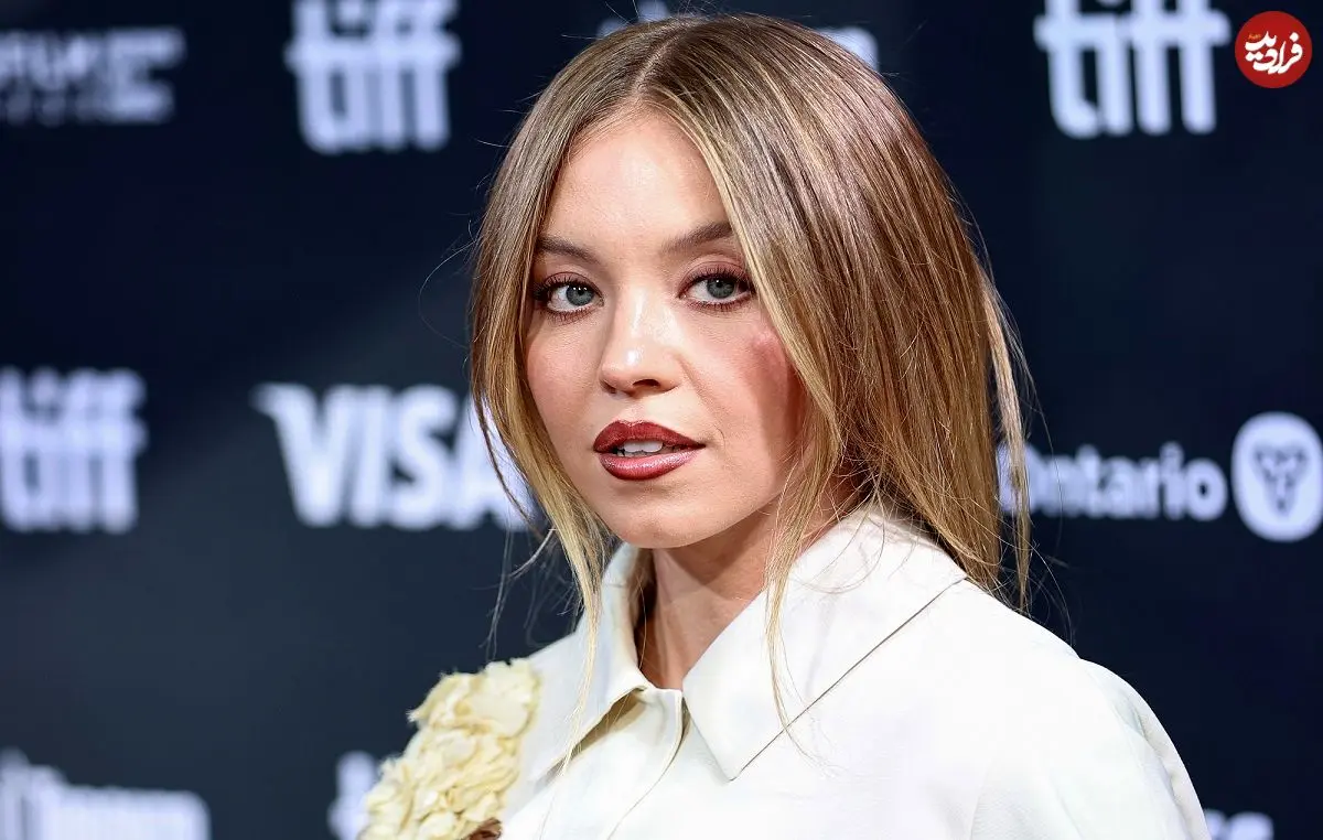 عکس| سفر در زمان؛ «سیدنی سوئینی 26 ساله» در حال گرفتن سلفی با یک طرفدار؛ سال 1402