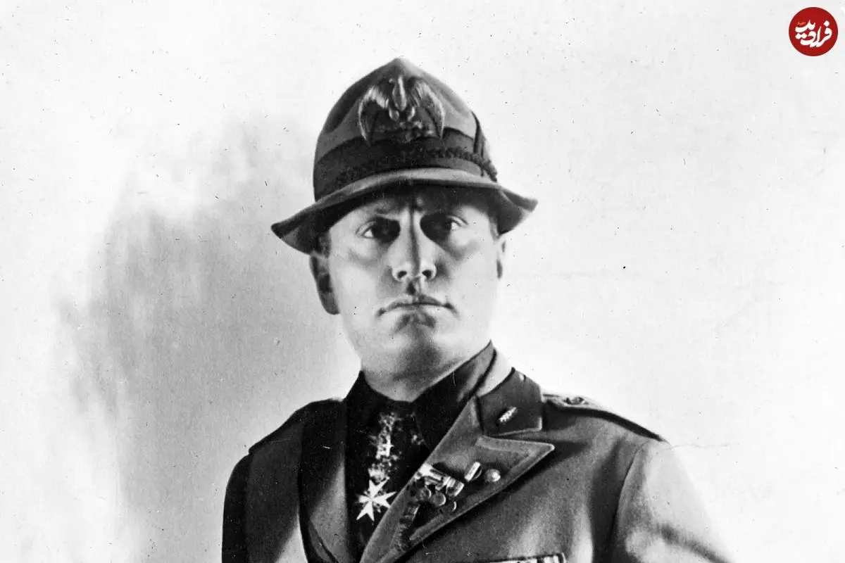 عکس| سفر در زمان؛ «بنیتو موسولینی» در آرامگاه یک سرباز گمنام؛ سال 1302