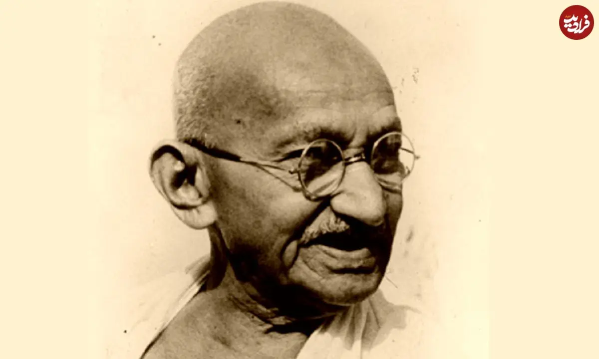 عکس| سفر در زمان؛ «ماهاتما گاندی» در کنار خبرنگاران و در مارسی؛ سال 1308