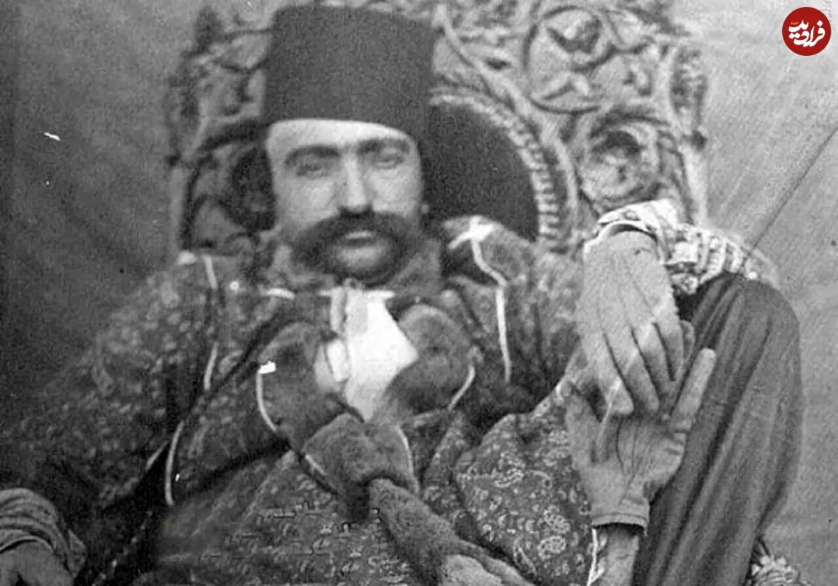 سفر در زمان؛ خاطرات ناصرالدین‌شاه: انیس‌الدوله را دیدم سوار خر سفیدی بود، به زیارت می‌رفت؛ بسیار خنده‌ام گرفت