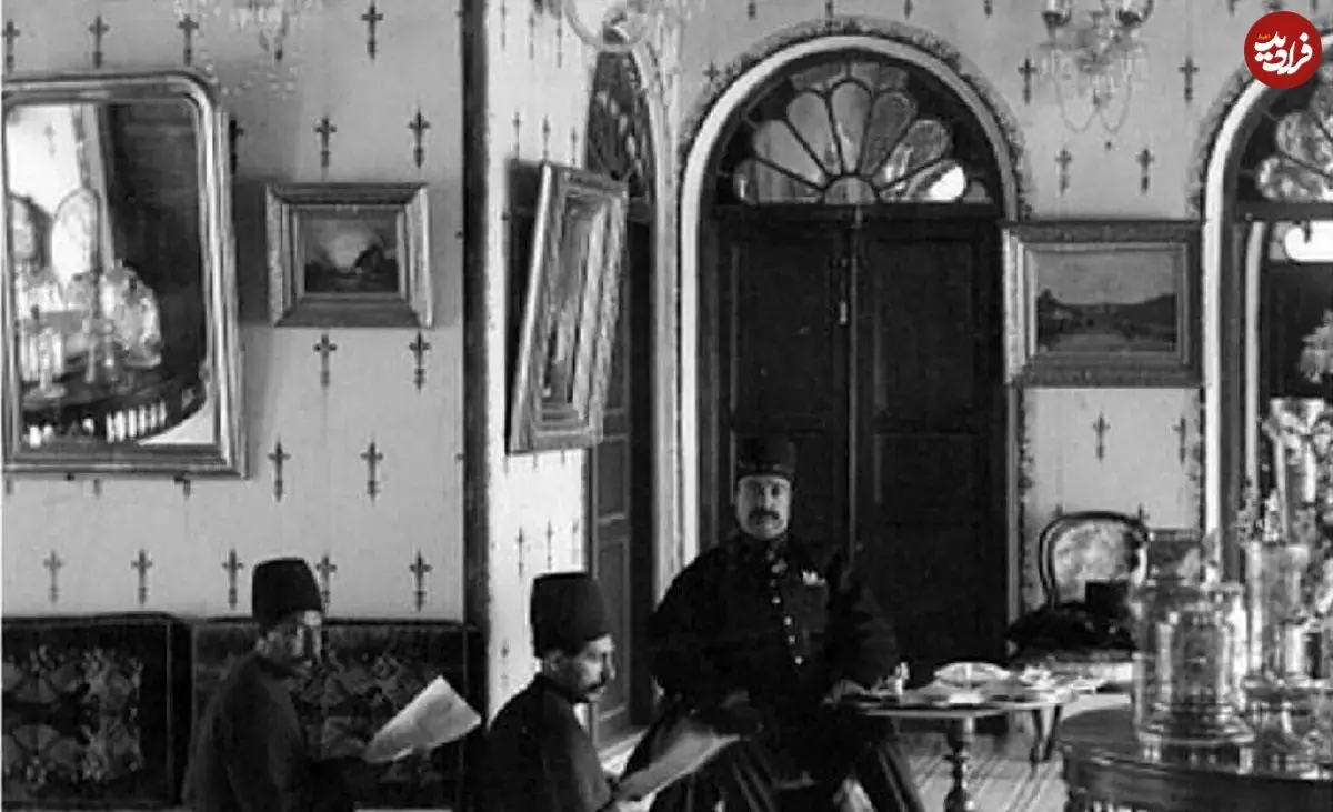 عکس| سفر به ایران قدیم؛ خبرخوانی ناصرالدین شاه؛ گوشه‌ای از زندگی سلطنتی در عصر قاجار