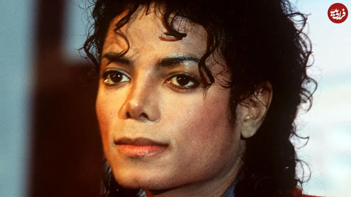 عکس| سفر در زمان؛ «مایکل جکسون 21 ساله» در حال ورود به لندن؛ سال 1357