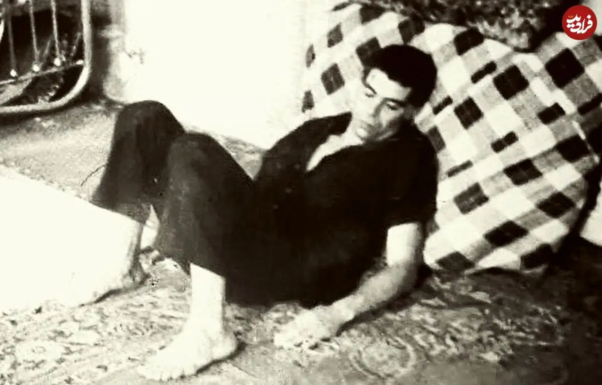 عکس| سفر زمان؛ «بهروز وثوقی» 36 ساله با حلقۀ گل بر گردن در دهلی هندوستان