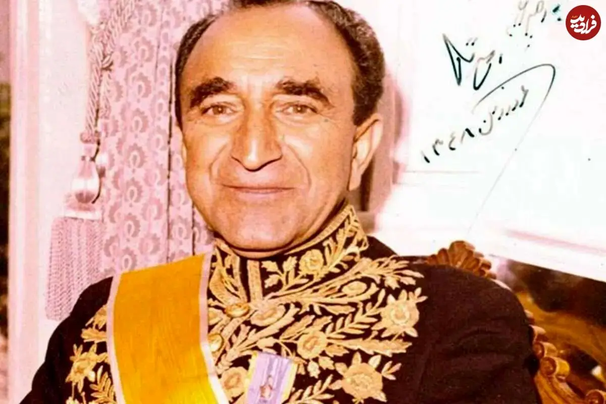 سفر در زمان؛ یادداشت‌های علم، شنبه ۱۲ خرداد ۱۳۵۲: در سفارت انگلیس آنقدر سفیر و وزیر مختار و.... دنبال من دویدند که خودم خجالت کشیدم