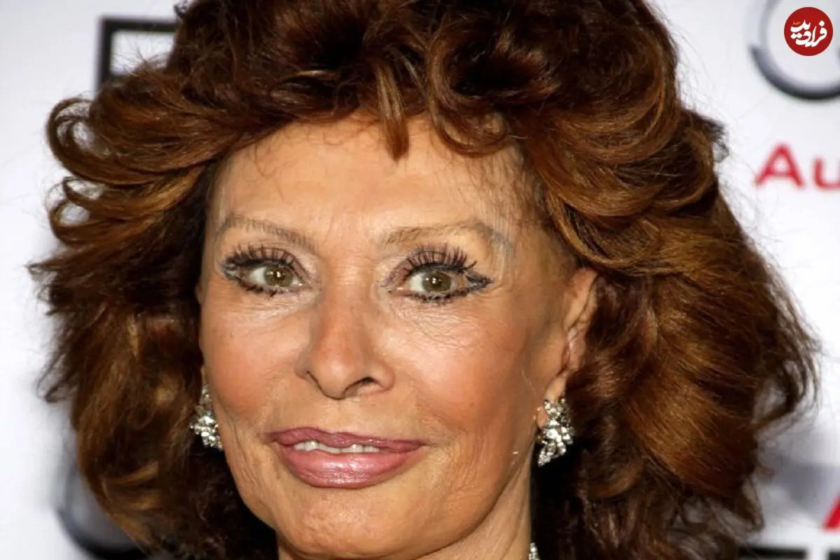 عکس| سفر در زمان؛ «سوفیا لورن 24 ساله» در حال انتخاب کفش؛ سال 1337