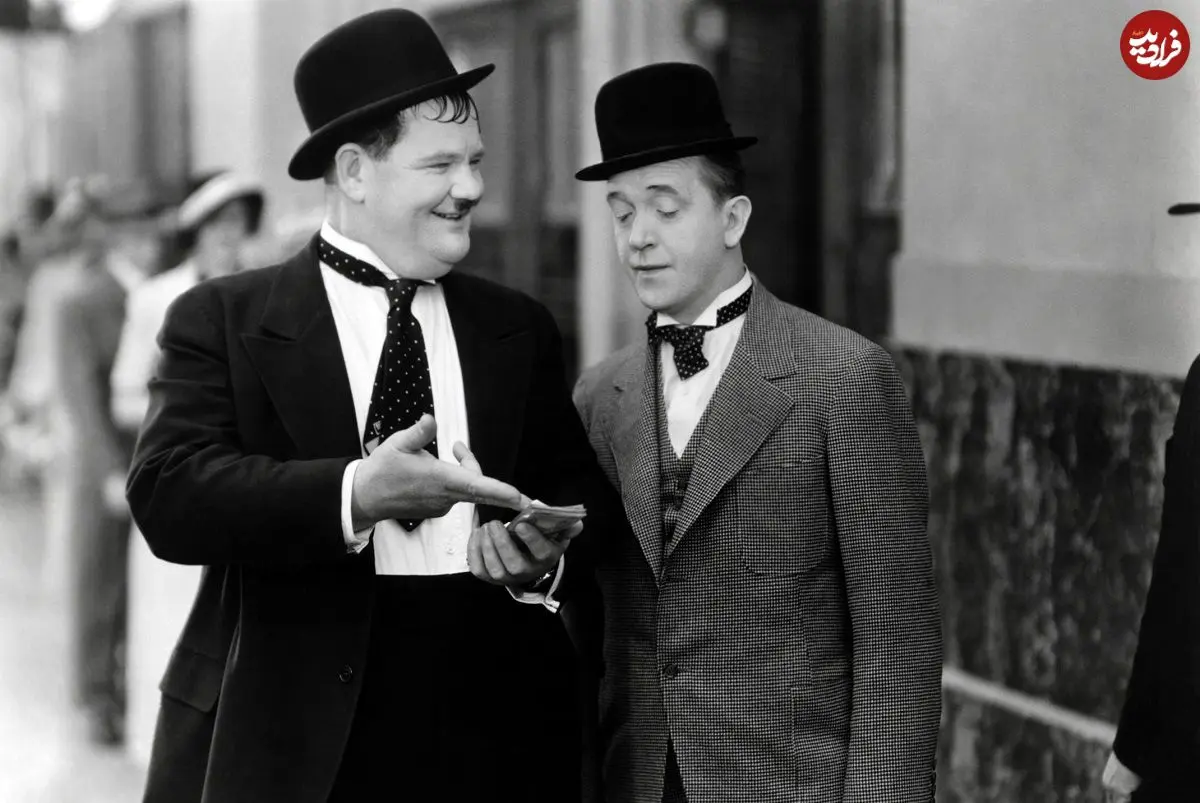 عکس| سفر در زمان؛ «لورل و هاردی» در حال حمل یک پیانو؛ سال 1316