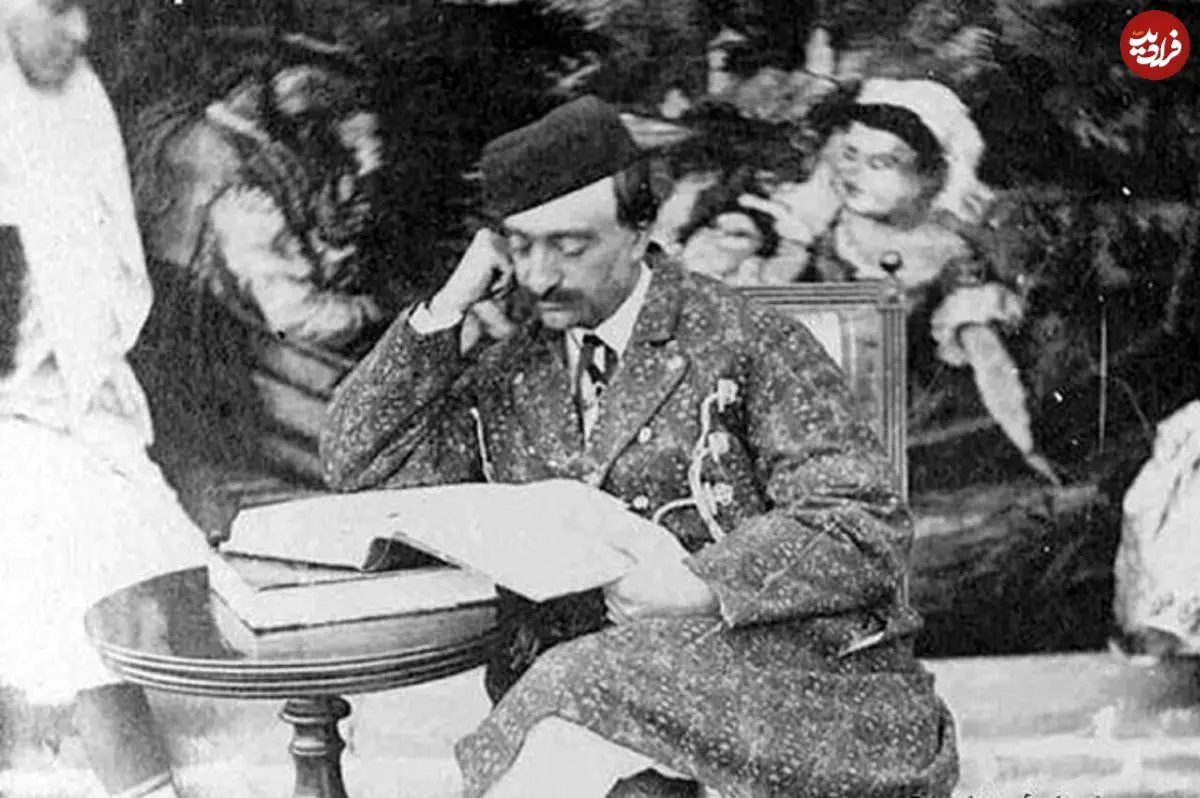 سفر در زمان؛ خاطرات ناصرالدین‌شاه: توی کالسکه کتاب «گلستان و بوستان» شیخ را می‌خواندم
