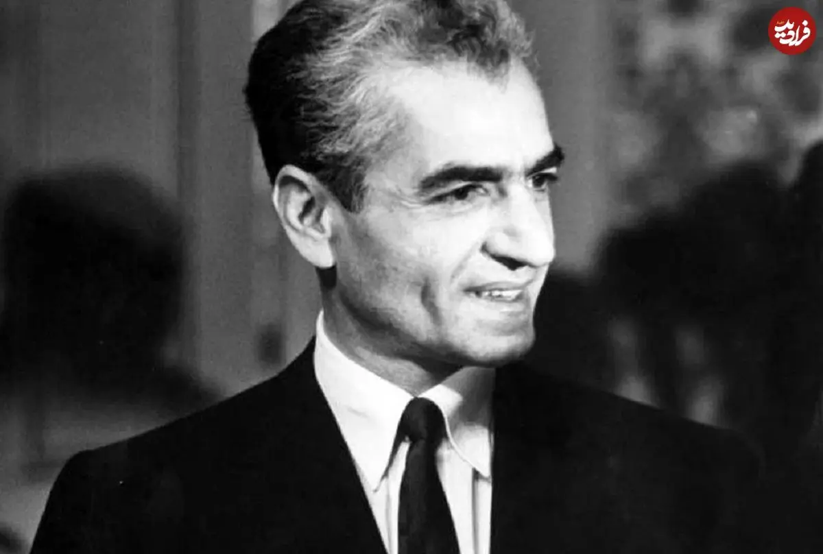 عکس| سفر در زمان؛ «محمدرضا پهلوی» در حال ورود به یک مراسم رسمی؛ سال 1338