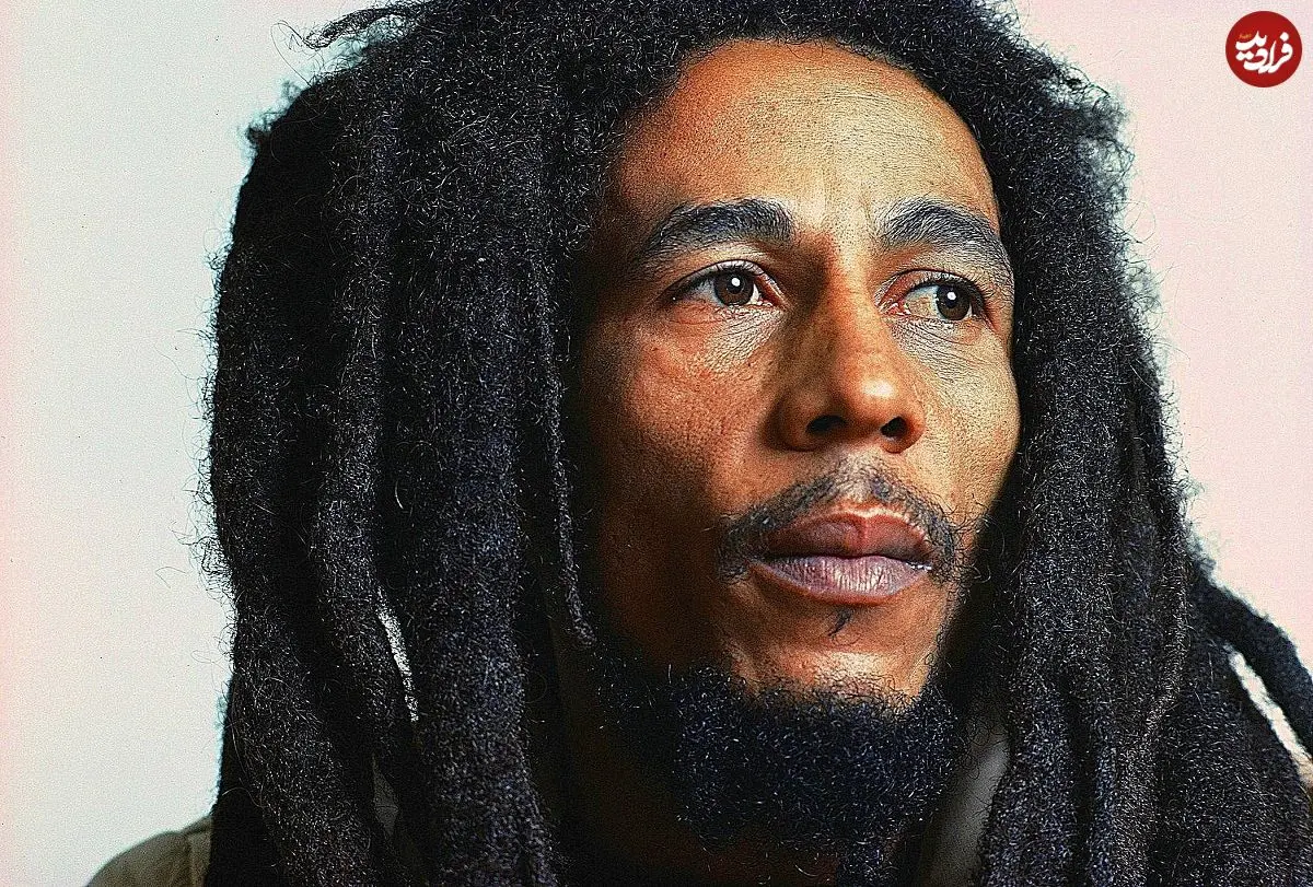 عکس| سفر در زمان؛ «باب مارلی» در 30 سالگی و در حال قدم زدن در انگلیس؛ سال 1354