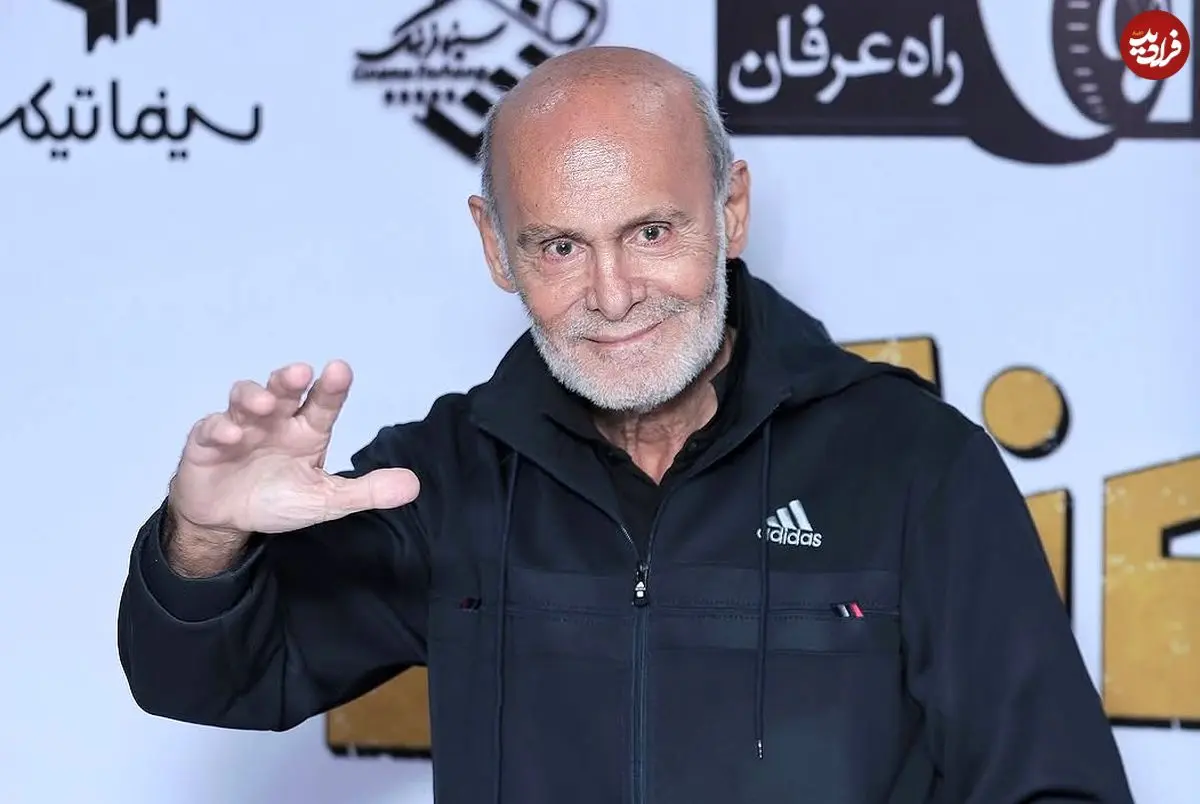 عکس| سفر زمان؛ «جمشید هاشم پور» در 27 سالگی در حال خوانندگی در کافه؛ سال 50