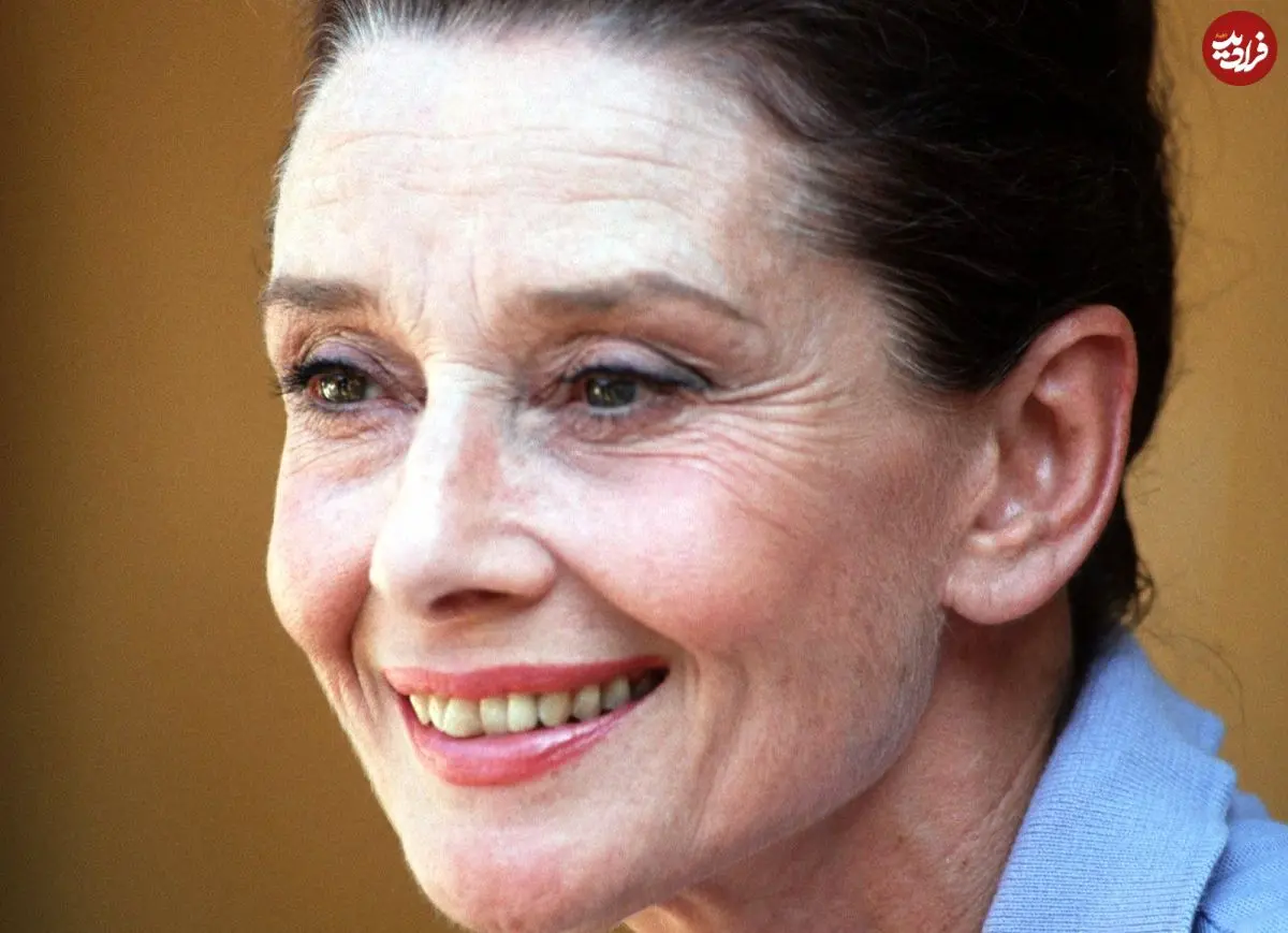 عکس| سفر در زمان؛ «آدری هپبورن 21 ساله» در حال بغل گرفتن یک سگ؛ سال 1328