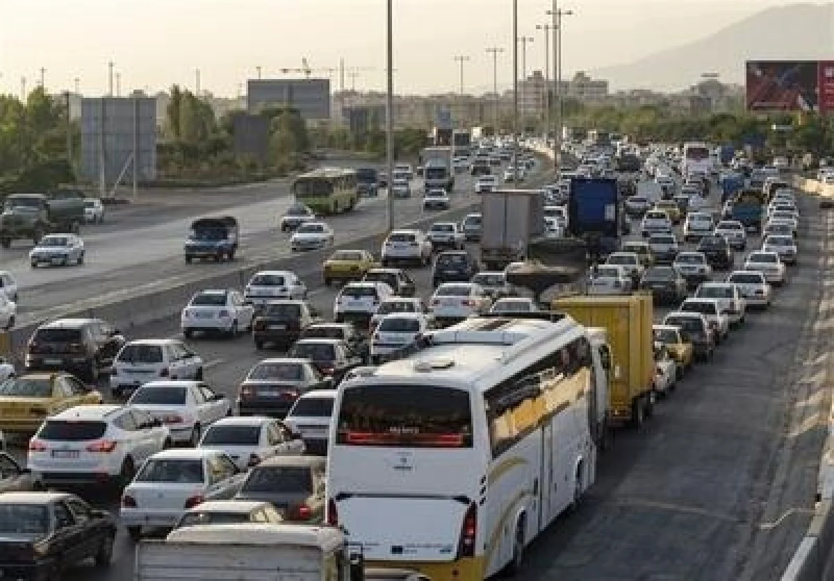 ترافیک سنگین در آزادراه قزوین ـ کرج ـ تهران حدفاصل شهید کلانتری تا پل کلاک