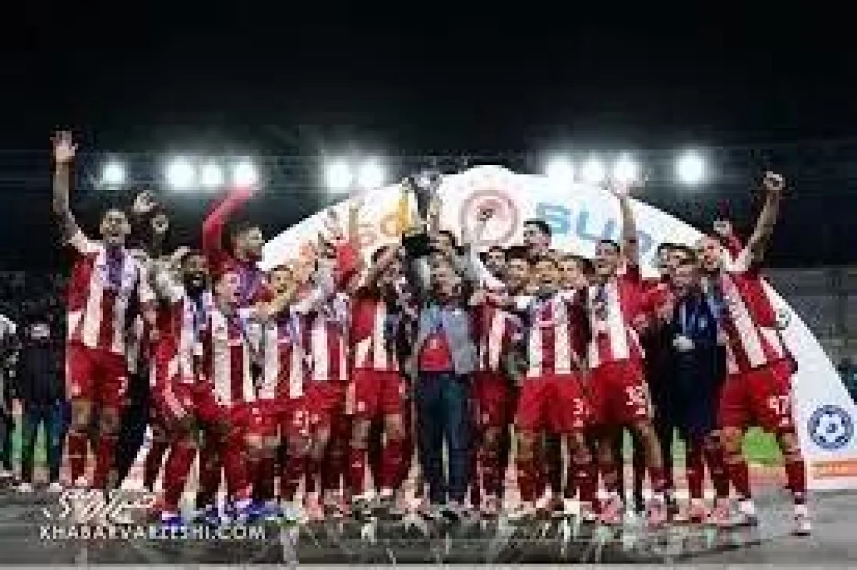 لحظه بالا بردن جام قهرمانی المپیاکوس در حضور مهدی طارمی و هم‌تیمی‌هایش/ ویدئو