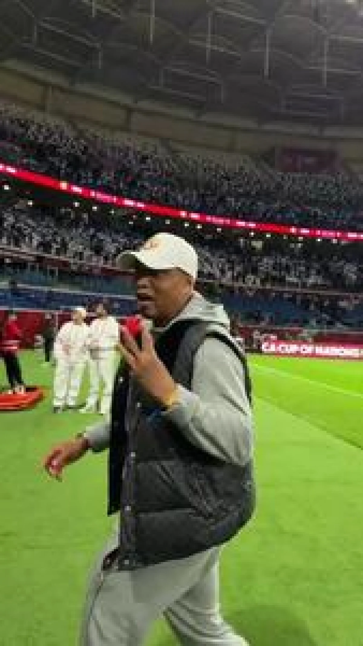 ویدئو: دیوف در پوست خود نمی‌گنجد؛ جشن اسطوره در قلب ورزشگاه - پارس فوتبال