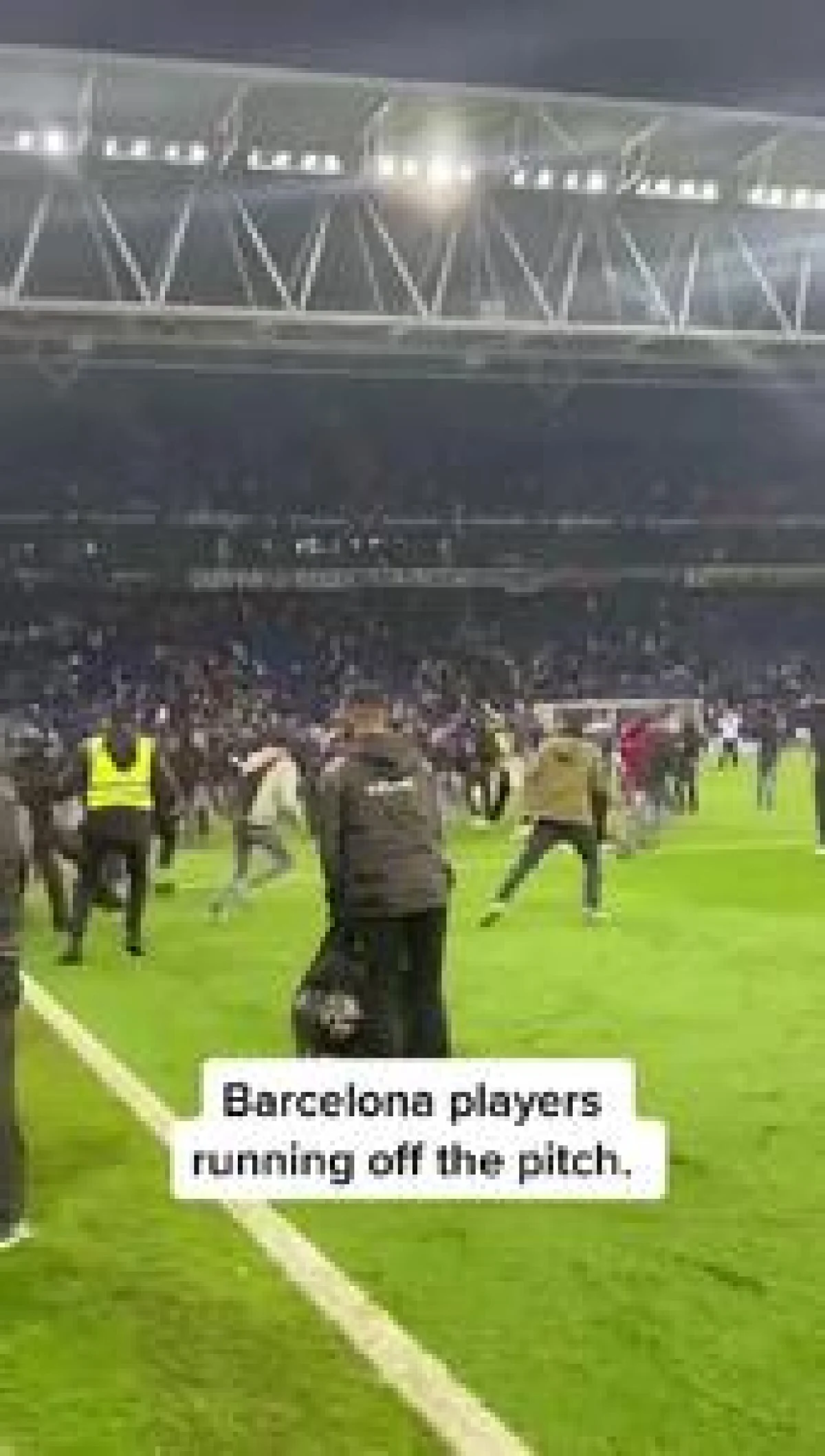 ویدئو:‏‎ ‎‏ حمله تماشاگران اسپانیول به بازیکنان بارسا پس از سوت پایان بازی - پارس فوتبال