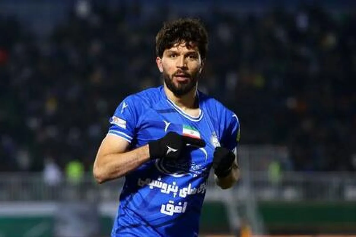 عکس| ستاره استقلال و سیدحسین به هم دل و قلوه دادند! - پارس فوتبال