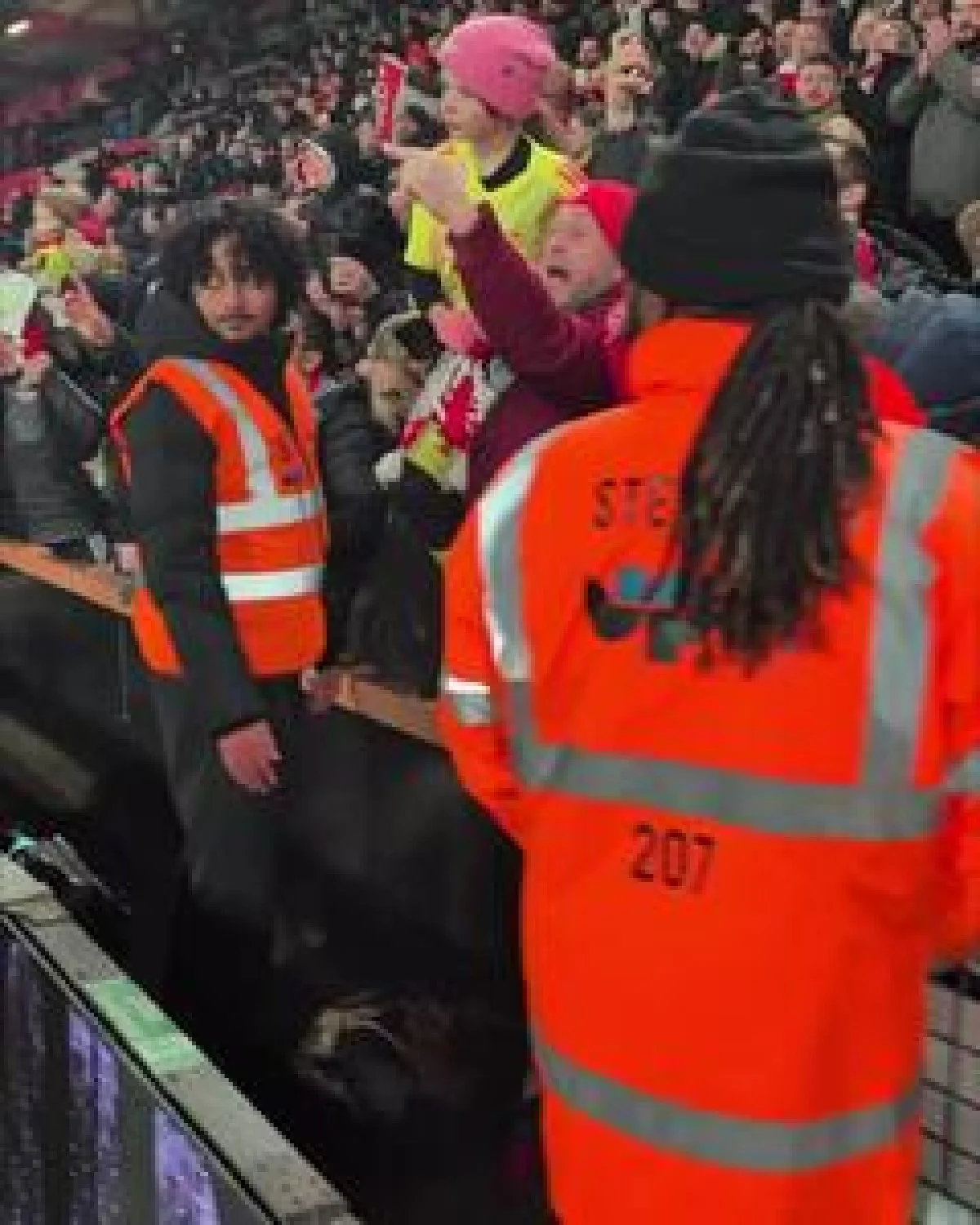 ویدئو:‏‎ وقتی ستاره آرسنال رویای کوچک یک هوادار را به واقعیت تبدیل کرد - پارس فوتبال