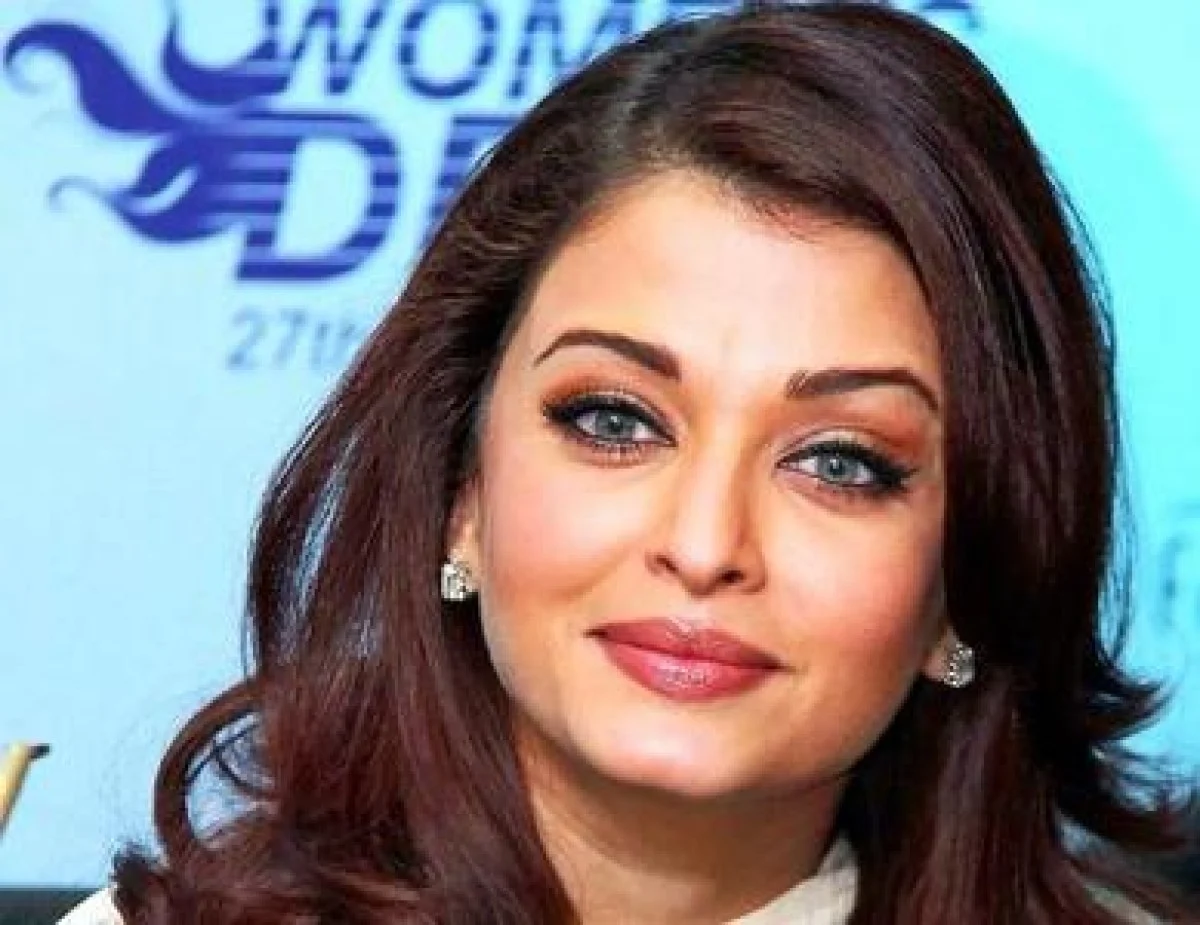 سفر در زمان؛ «آیشواریا رای» در یک مراسم ختم در بمبئی؛ سال 1388