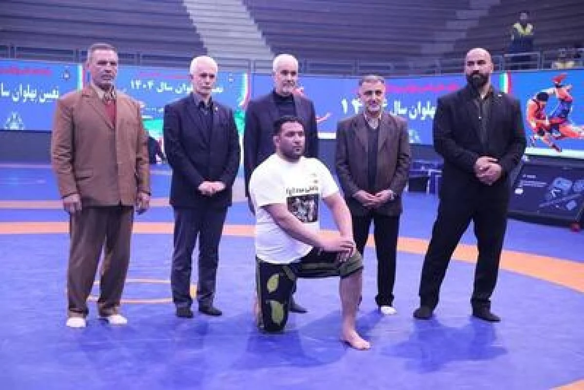 ماجرای قهر معاون وزیر در مراسم اهدای بازوبند پهلوانی +فیلم