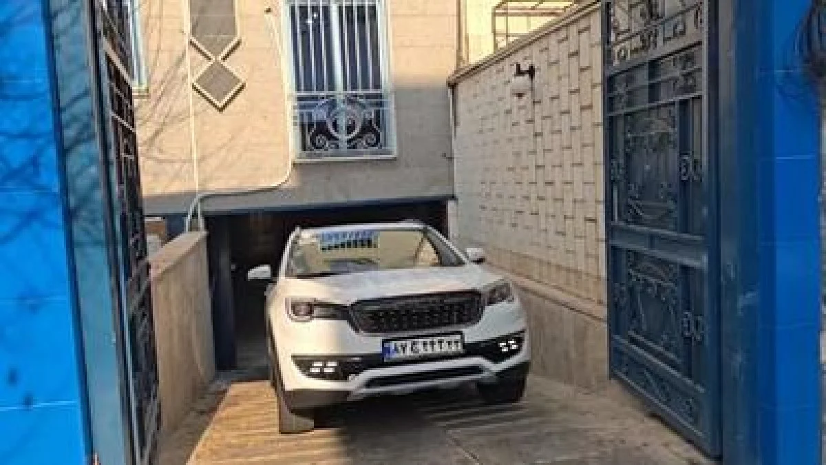 علی تاجرنیا بدون صحبت با اهالی رسانه، محل باشگاه استقلال را ترک کرد