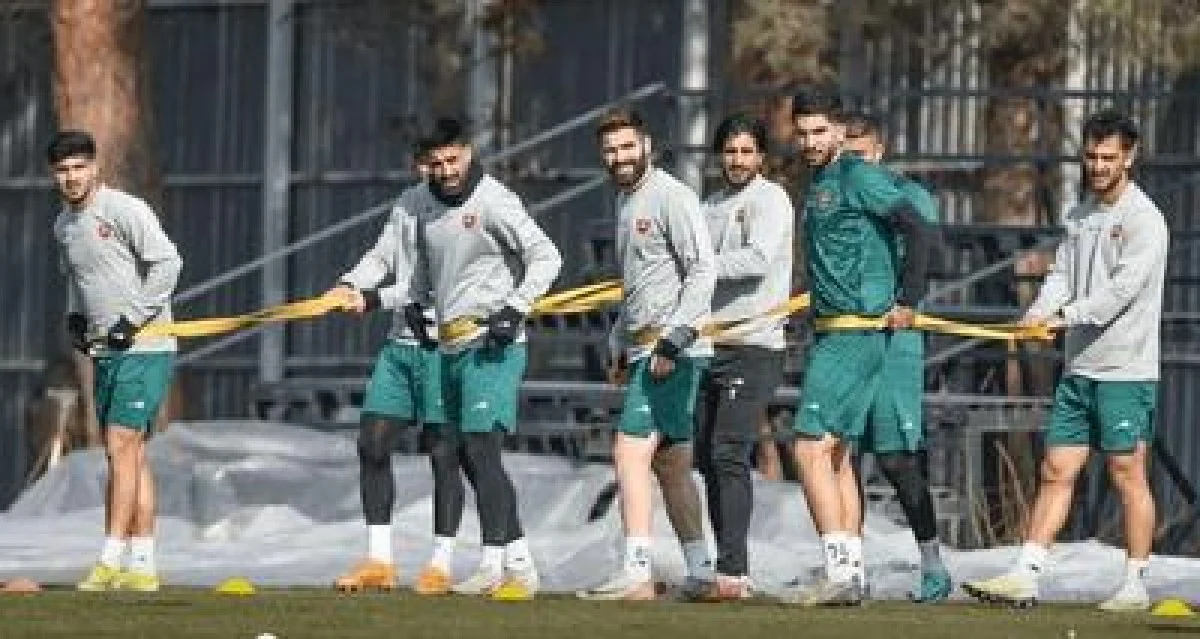 اردوی قطر بدون سه سرخ‌ پوش - پارس فوتبال