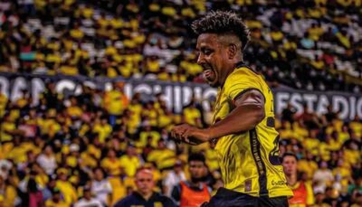 هایلایت و بیوگرافی کریستین سولانو، وینگر مدنظر چادرملو؛ از ماچالا تا بارسلونا