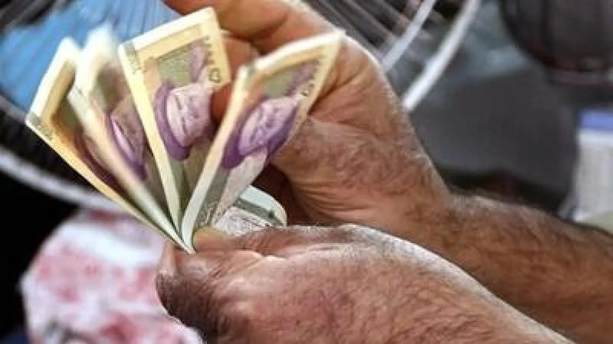 افزایش حقوق کارمندان و بازنشستگان در سال ۱۴۰۵ با توجه به قیمت دلار و طلا