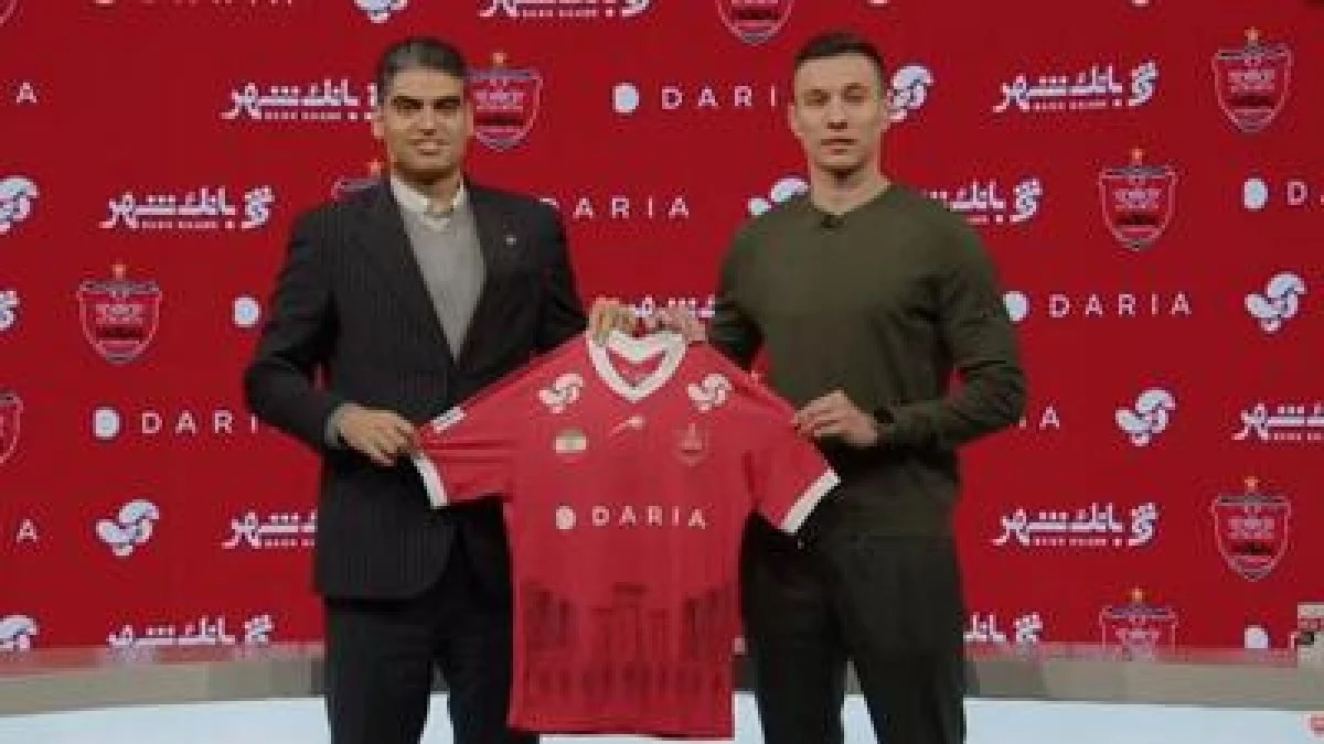 لحظه امضای قرارداد با ایگور سرگیف مهاجم جدید باشگاه پرسپولیس