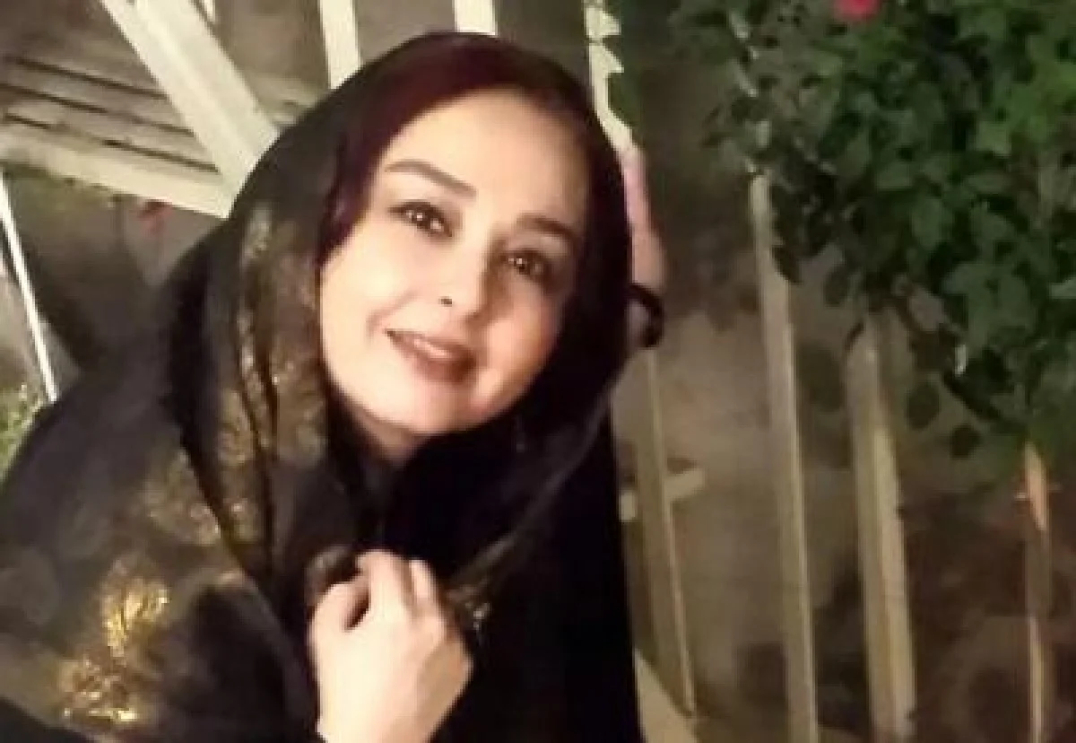 ماهایا پطروسیان 14 ساله در کنار پدر و مادرش در مشهد؛ دهۀ 60(عکس)